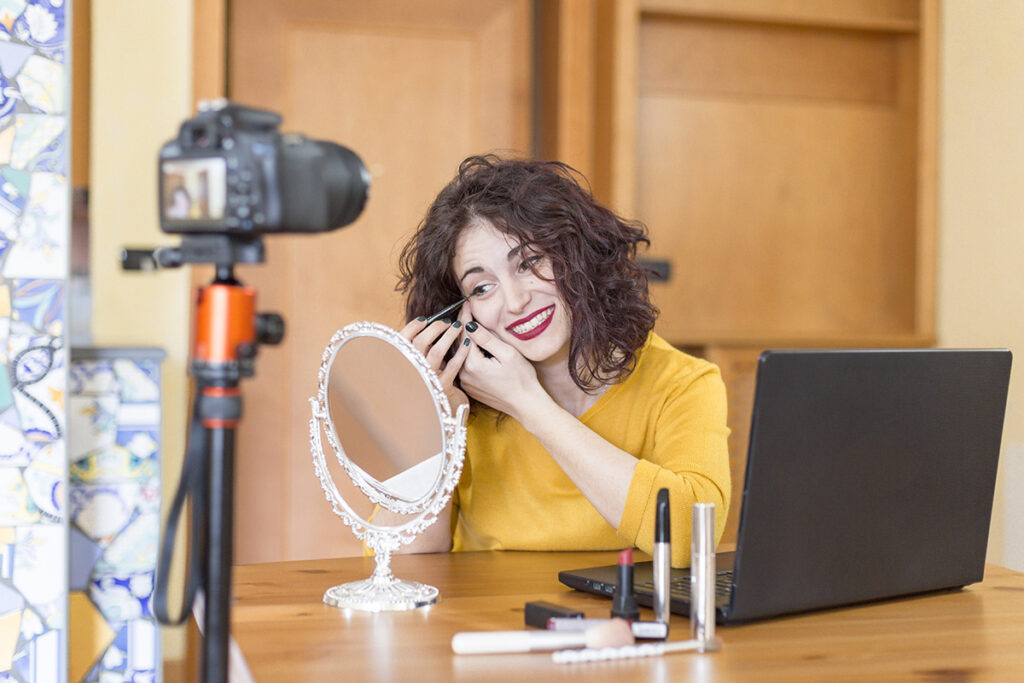 Chica grabando contenido UGC de maquillaje.