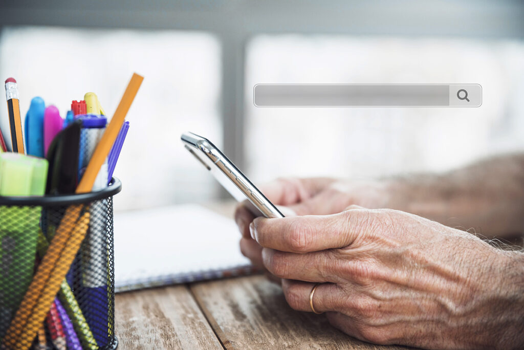 Hombre aplicando los principales pasos para aparecer en Discover.