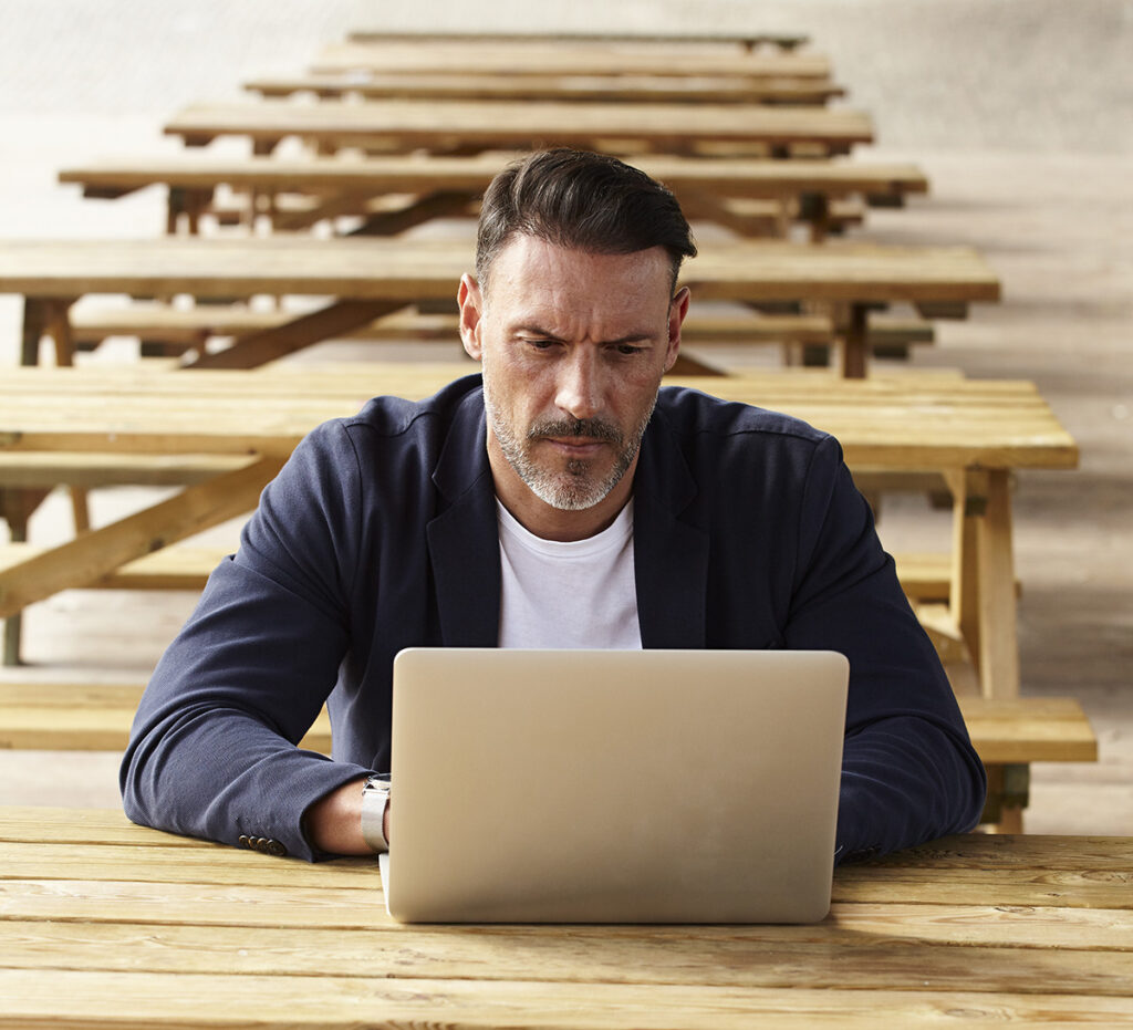 Emprendedor analizando sus resultados en GSC para trazar su estrategia de ventas.