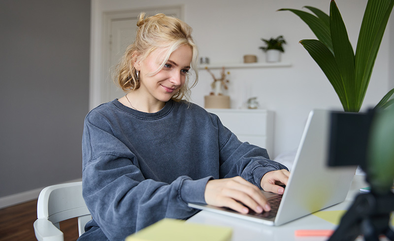 Redactora SEO elaborando un contenido que mejore el posicionamiento web de un negocio.