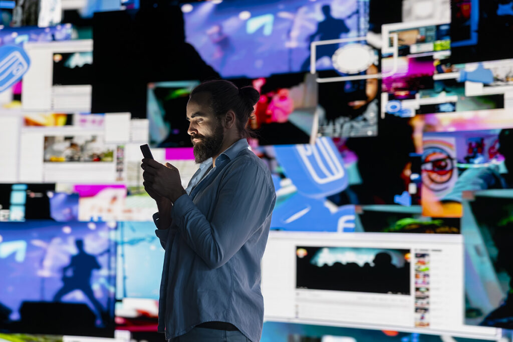 Social Media Manager ideando estrategia de redes sociales para programas de televisión.