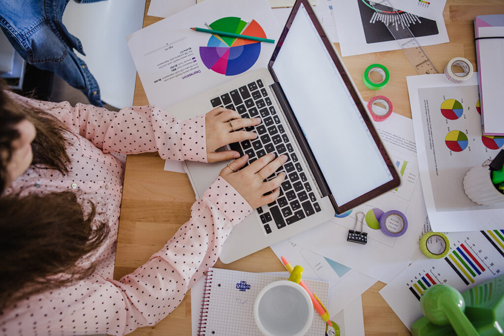 Profesional de agencia de posicionamiento redactando un plan de contenidos SEO