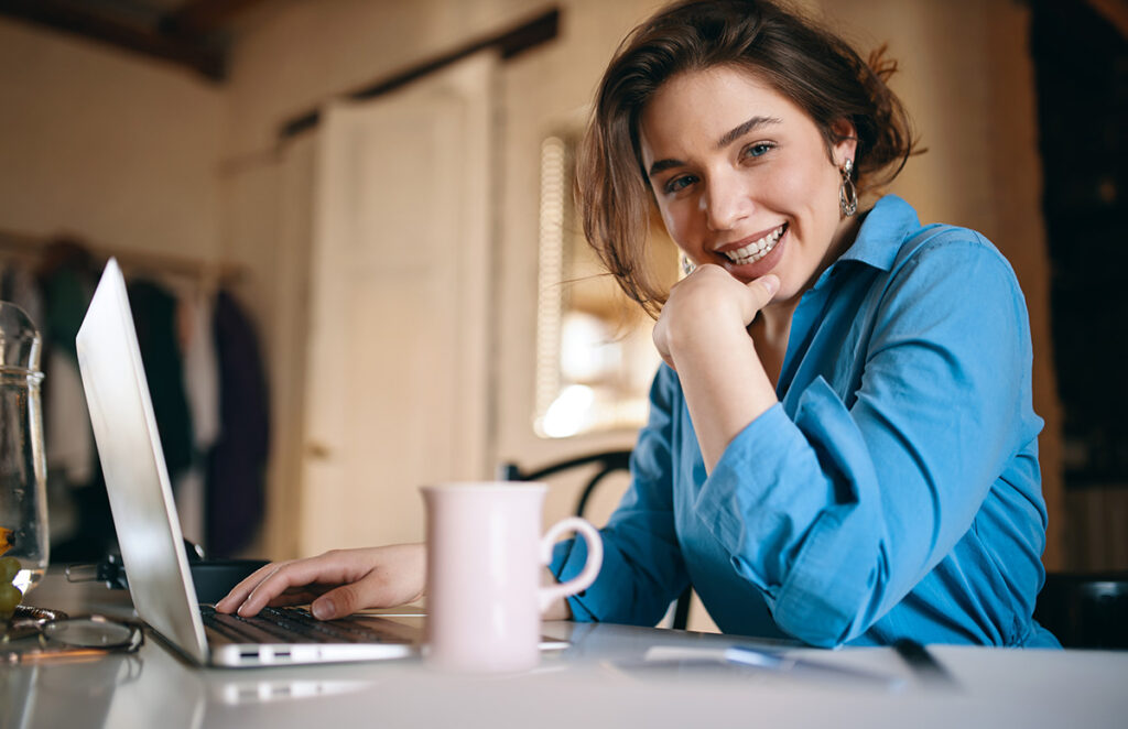Joven redactora SEO planificando su trabajo para clientes de agencias de marketing.
