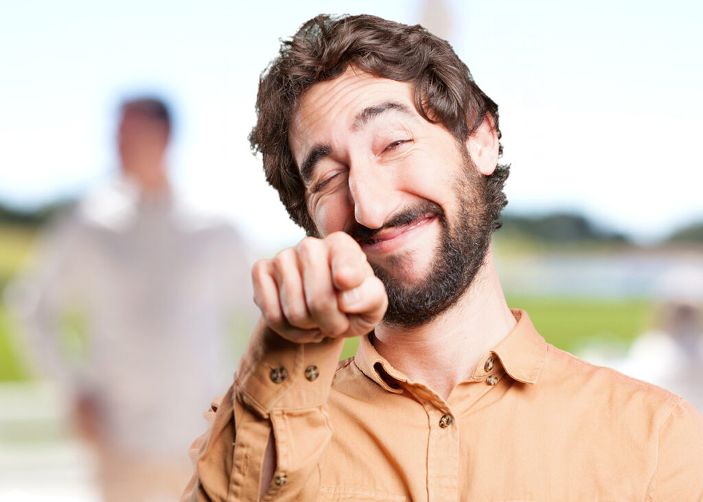 Hombre señalando el camino a un usuario en una landing page.