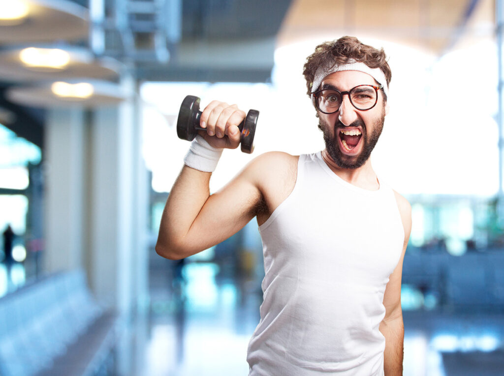 Hombre iniciando sus entrenamientos gracias al SEO para gimnasios.