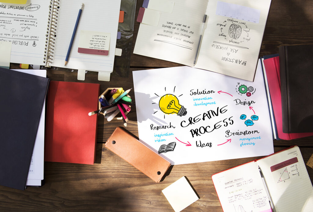 Community Manager planificando estrategias de gestión de redes sociales.