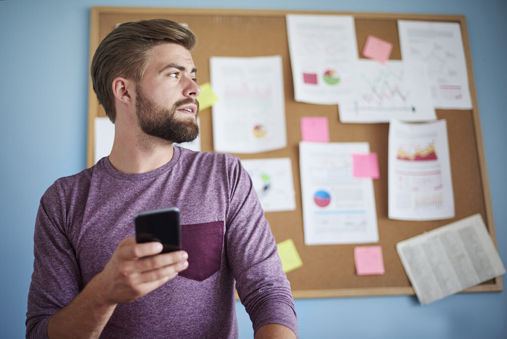 Joven empresario pensando en acudir a los servicios de Letológica para empezar a sacar más partido a sus métricas de redes sociales.