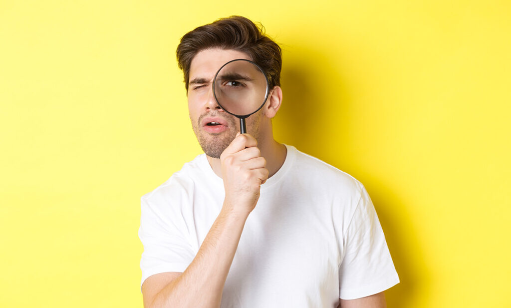 Hombre buscando las keywords más apropiadas para una landing page.