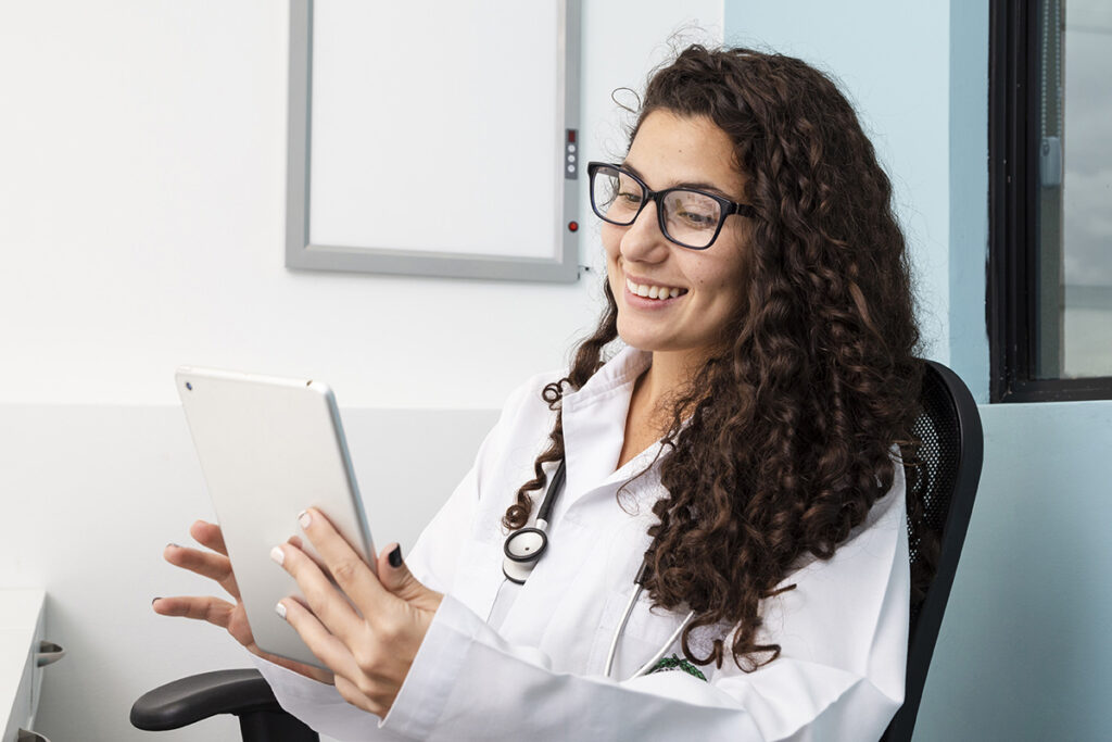 Dentista contenta por haber iniciado una estrategia de SEO local para clínicas dentales.