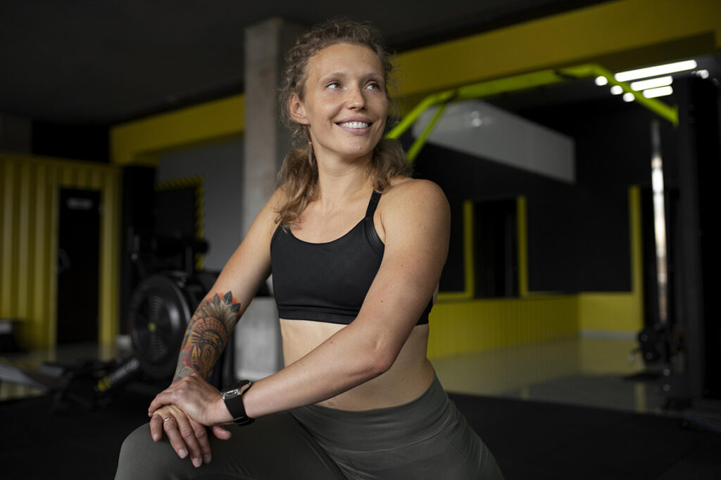 Chica joven contenta con el nuevo gimnasio que ha encontrado por Google.