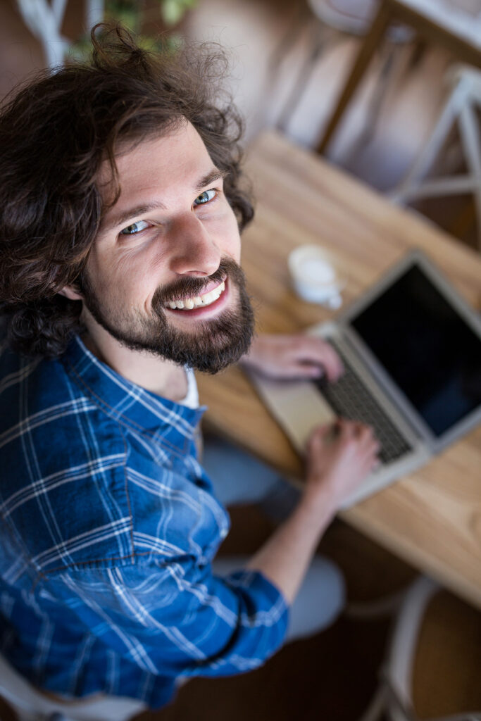 Community Manager gestionando redes sociales de clientes.