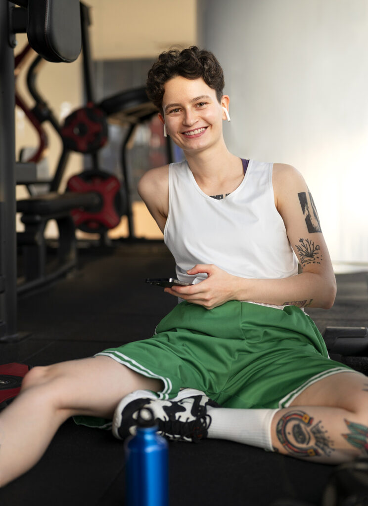Chico joven haciendo un descanso en su entrenamiento.