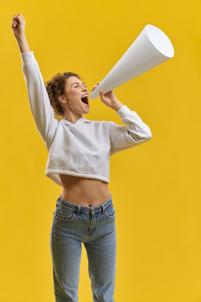 Mujer anunciando servicios y productos a través de una página de aterrizaje bien estructurada.