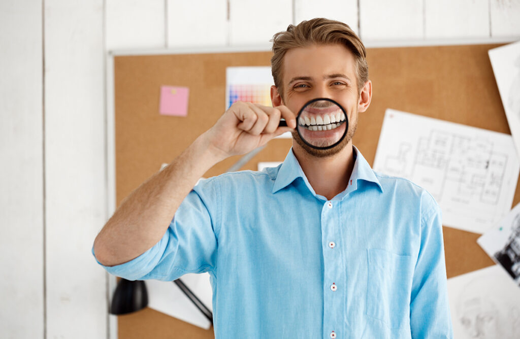Paciente feliz porque ha encontrado al dentista que buscaba gracias al SEO local para clínicas dentales.
