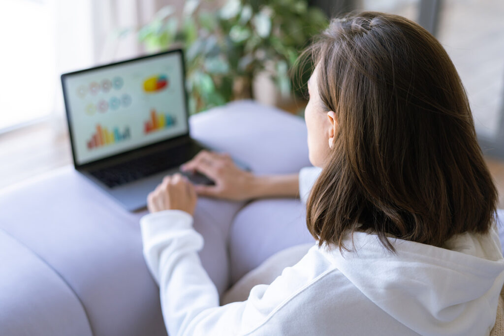 Redactora SEO freelance midiendo resultados en páginas de servicio.