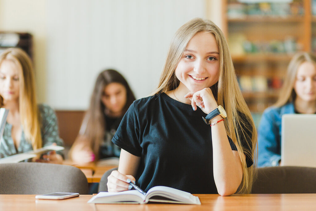Estudiante feliz por haber encontrado una academia de calidad en su zona en Google.