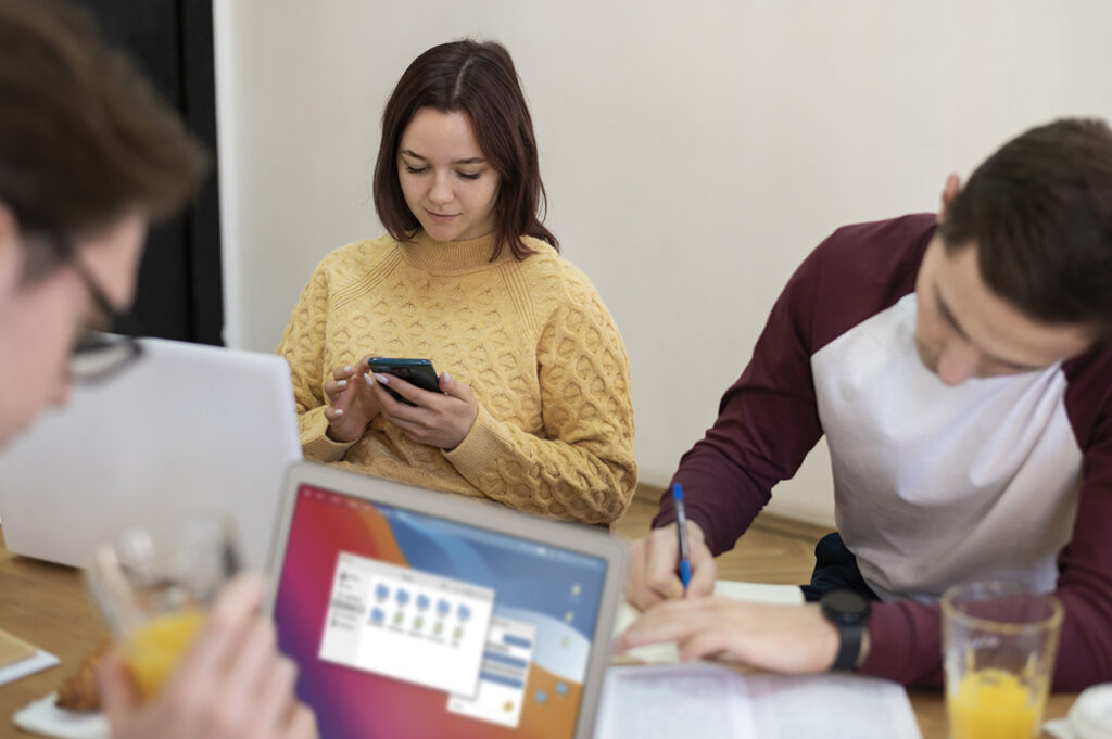 Equipo de Social Media programandop y diseñando publicaciones en redes gracias a las herramientas recomendadas en este post.