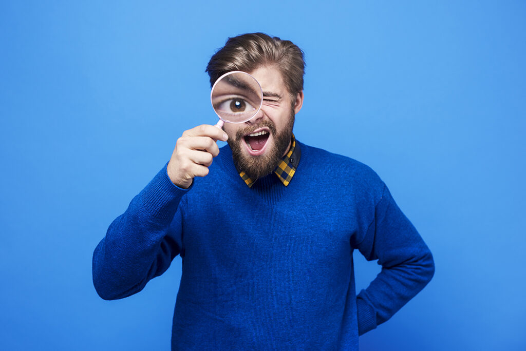 Experto SEO trazando la mejor estrategia posible para un centro de formación.