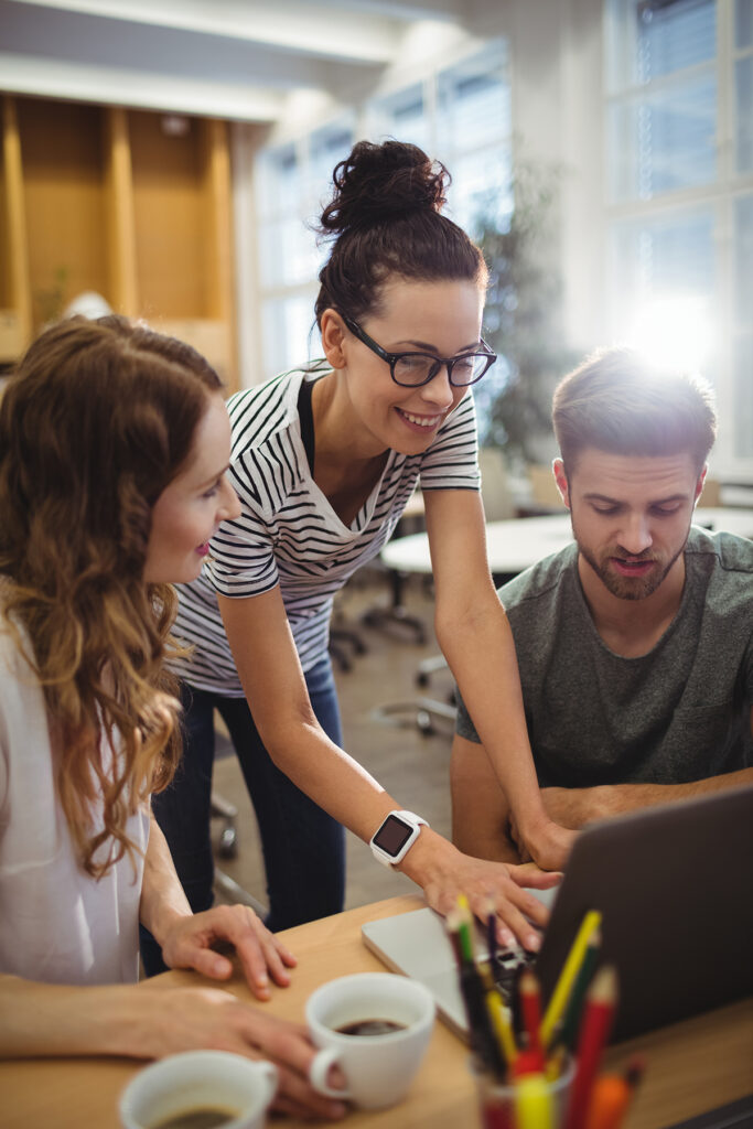 Equipo SEO trazando la mejor estrategia posible para un centro formativo como el tuyo.