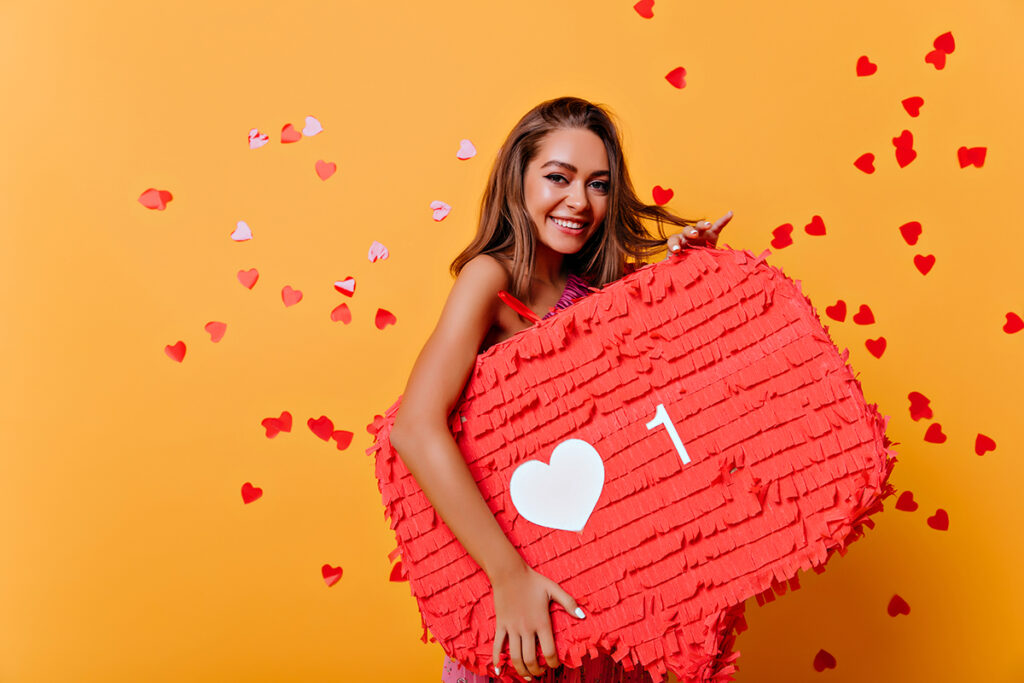 Emprendedora feliz porque los 'me gusta' de sus clientes están viéndose materializados en nuevas reservas.