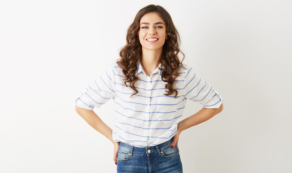 Chica feliz porque está logrando más conversiones gracias a la página de quiénes somos' de su negocio.