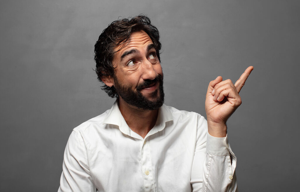Hombre contento porque ha encontrado la respuesta que buscaba en las FAQs de una web.