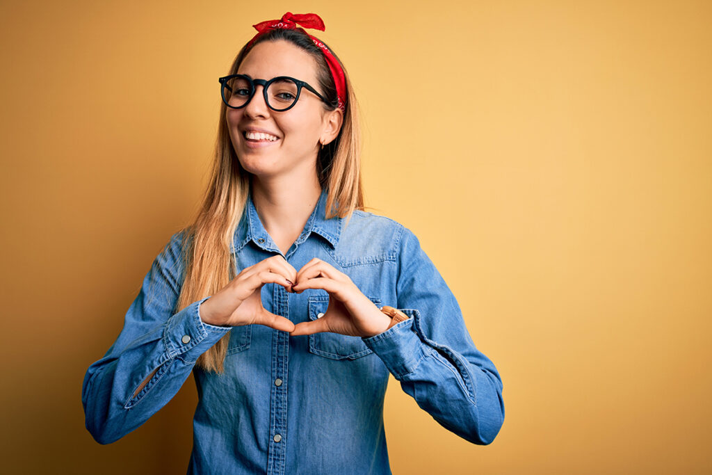 Chica aportando confianza a quienes decidan confiar en Letológica Comunicación para su estrategia SEO.