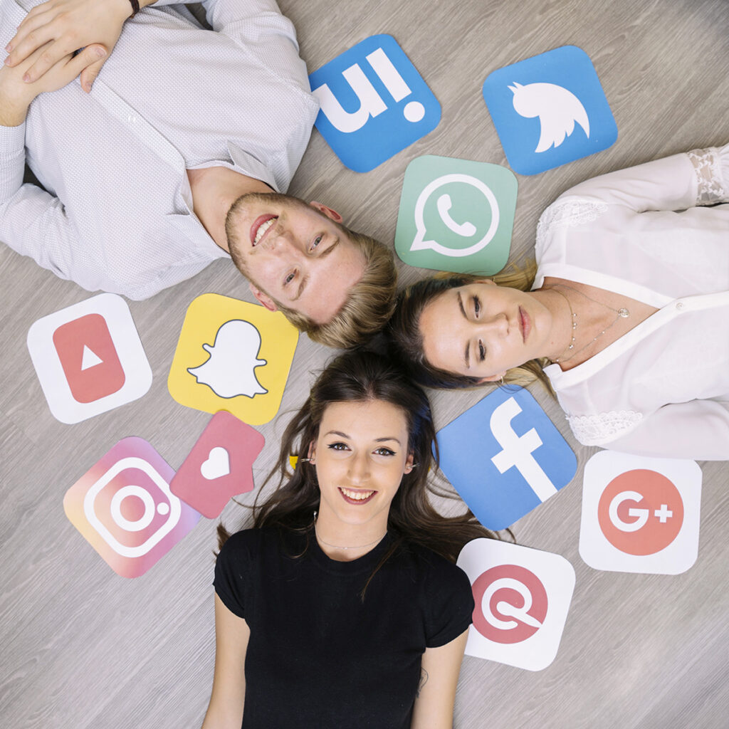 Grupo de profesionales social media planteándose qué herramientas para gestión de redes sociales utilizar.