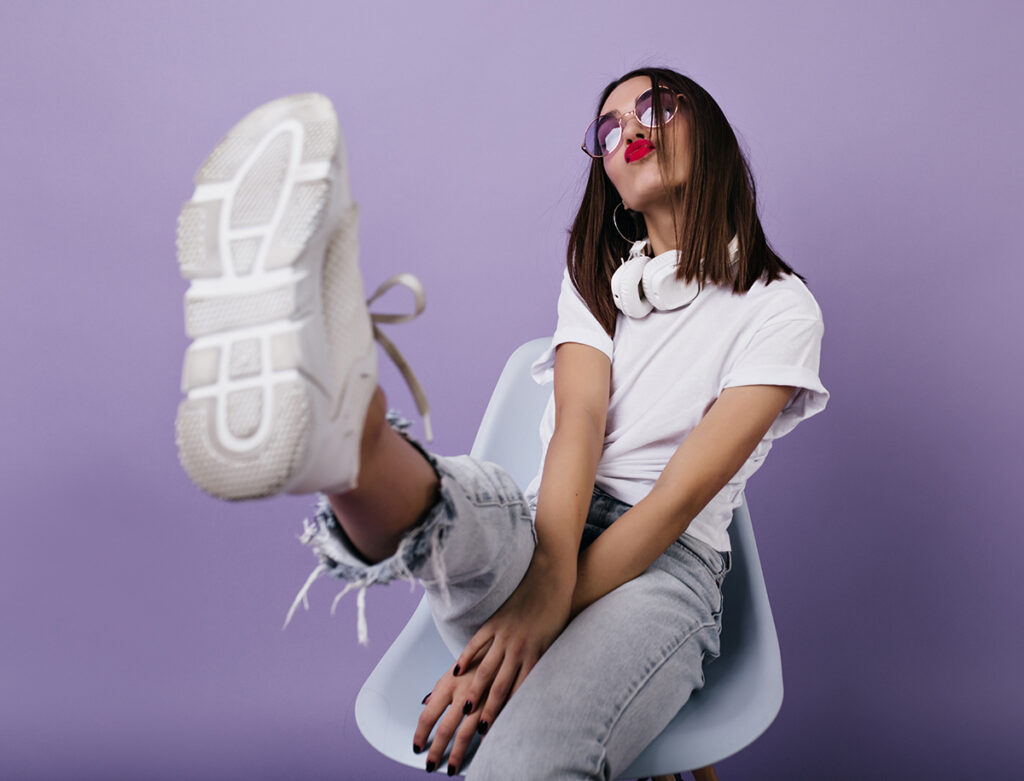 Mujer feliz porque ha elegido las mejores zapatillas gracias a unas fichas de producto bien trabajadas.