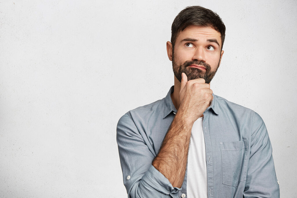 Hombre pensando sobre qué puede estar influyendo en la mala reputación online de su empresa.