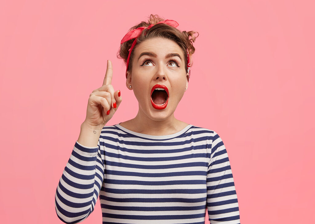 Mujer señalando la mejor estrategia de ORM de la mano de Letológica.