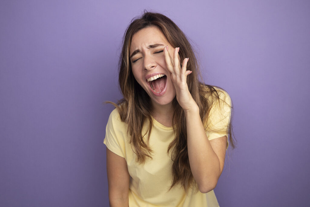 Chica escenificando el altavoz en que Letológica puede convertir las redes sociales de tu negocio.