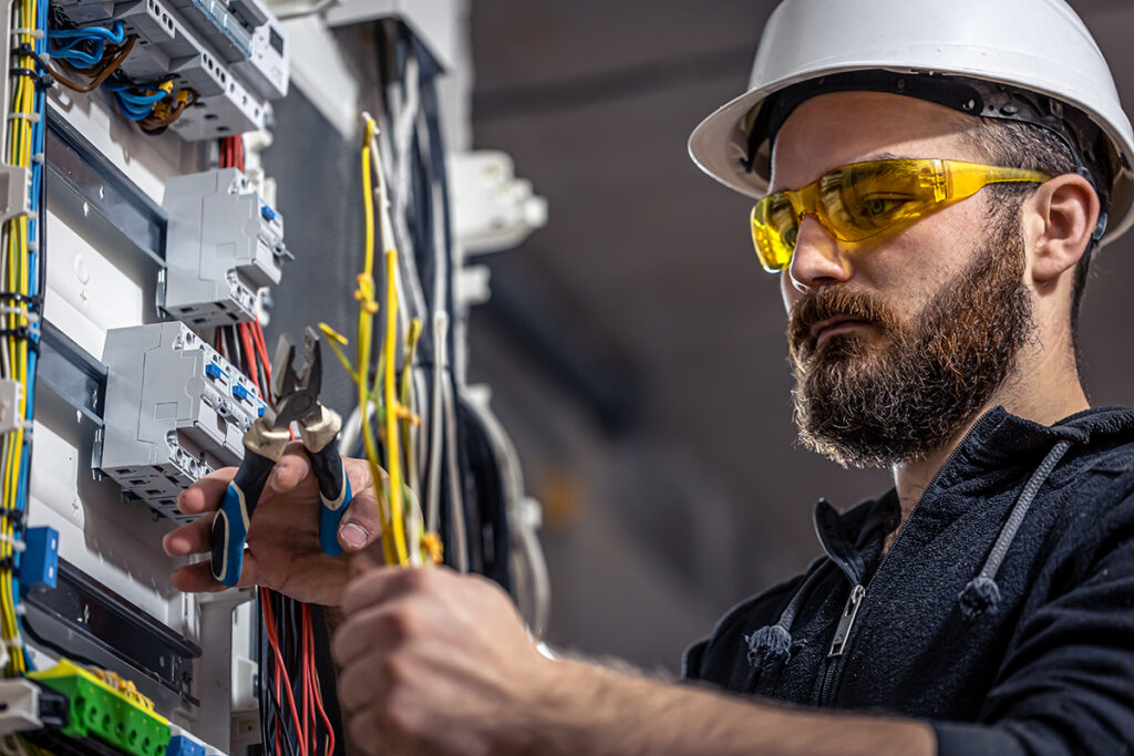 Electricista haciendo lo que mejor sabe hacer mientras deja la redacción SEO a Letológica.