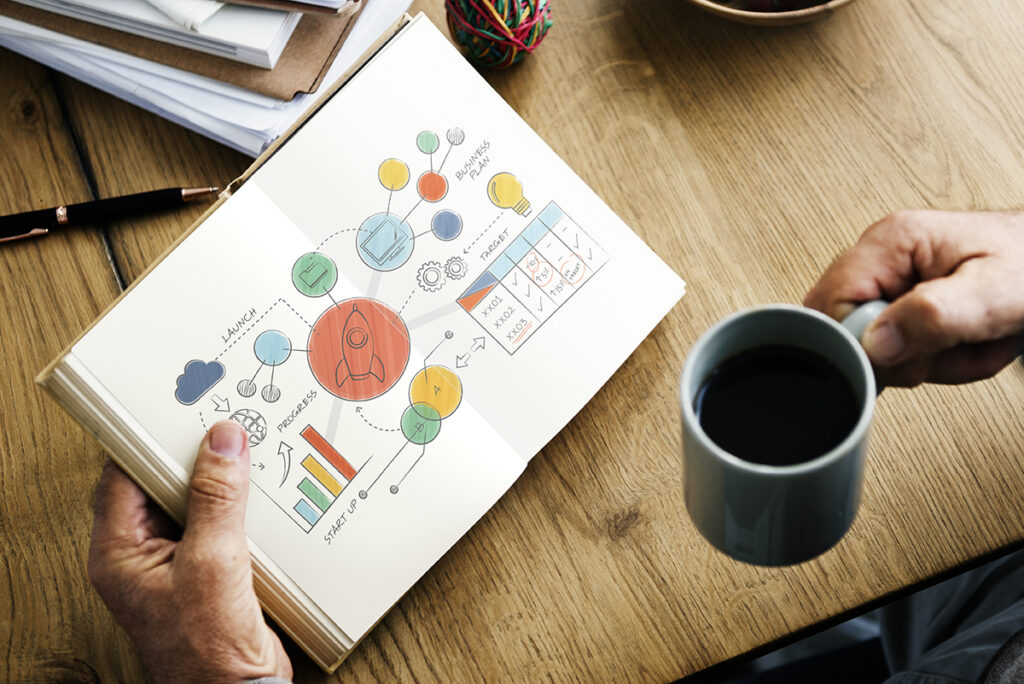 Profesional trazando una estrategia SEO para dar visibilidad a una clínica estética.