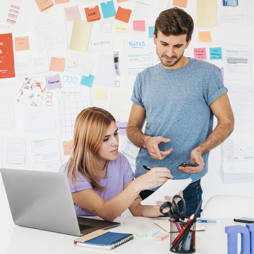 Equipo de redacción SEO trazando una estrategia a medida para los textos web de una empresa.