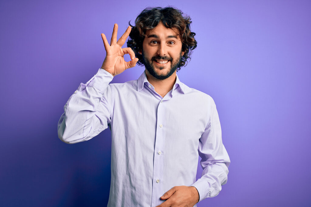 Hombre convencido por las pruebas de confianza de una página web.