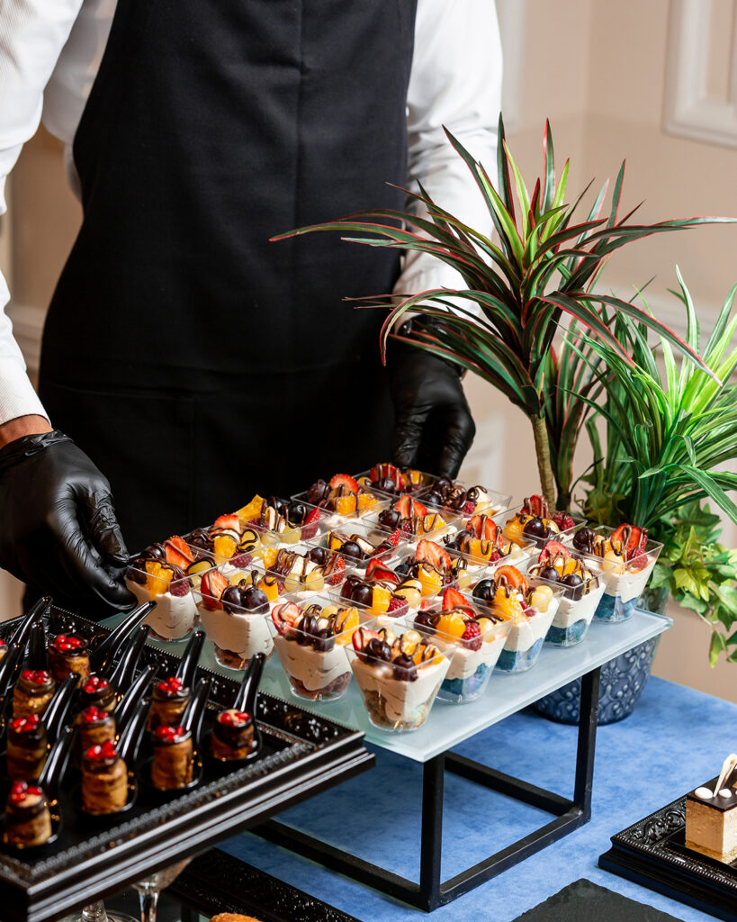 Profesional terminando de montar un catering corporativo.