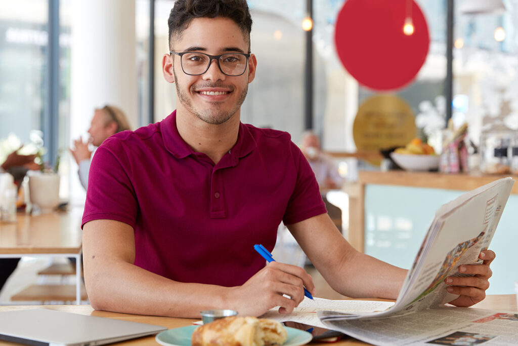Experto en comunicación trazando una estrategia SEO para una academia de idiomas.