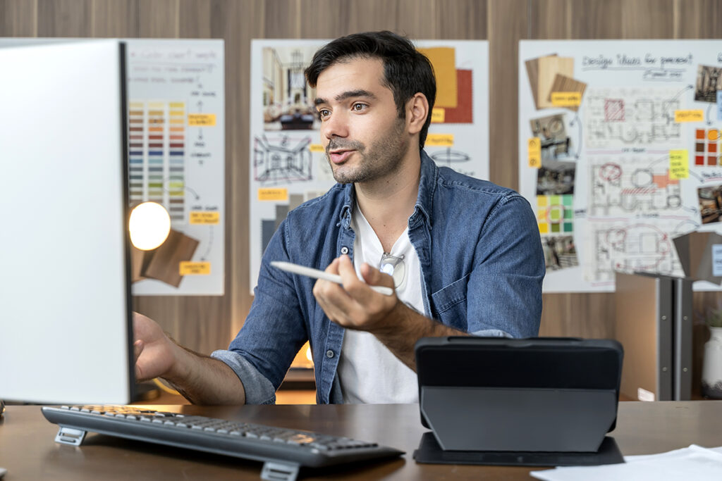 Experto de Letológica Comunicación trazando una estrategia de marketing digital para una pyme.