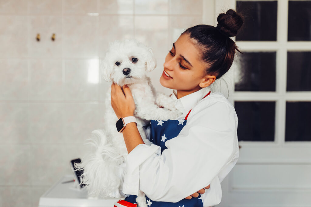 Emprendedora con un negocio de peluquería canina satisfecha con su estrategia de marketing digital.