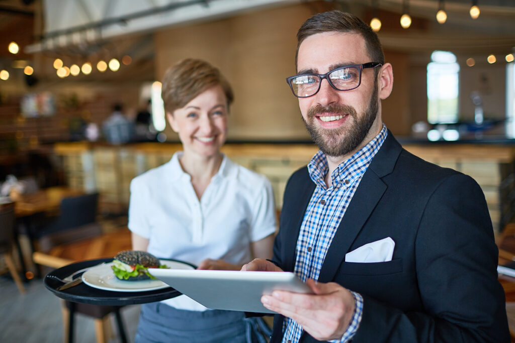 Consultor SEO trabajando codo con coco contigo para trazar la mejor estrategia de posicionamiento web para servicios de catering.