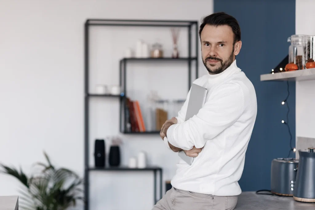 Consultor de marketing digital de Letológica Comunicación esperando nuevas pequeñas empresas de Granada a las que poder ayudar.