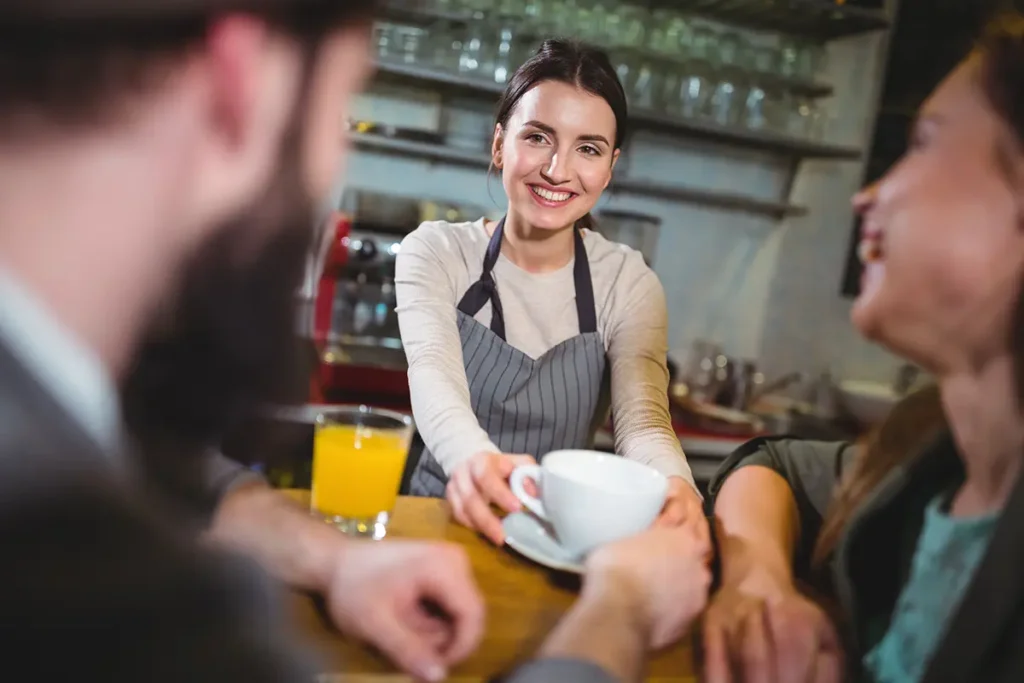 Negocio lleno de nuevos clientes tras una buena estrategia de SEO para restaurantes.