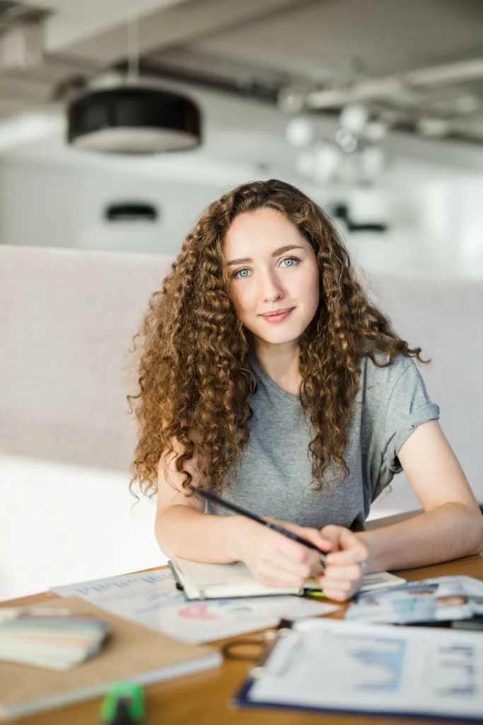 Joven consultora de Granada experta en estrategias de marketing digital para pequeñas empreas que aumenten su visibilidad y las ayuden a ser más competitivas.